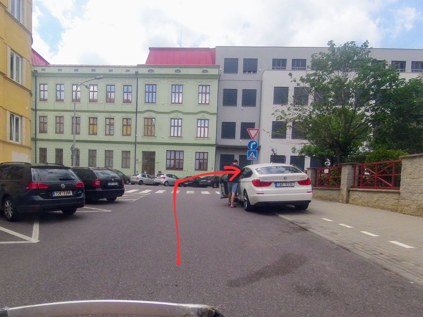Jak jsem došel k trasám, když se cyklista blíží k centru.